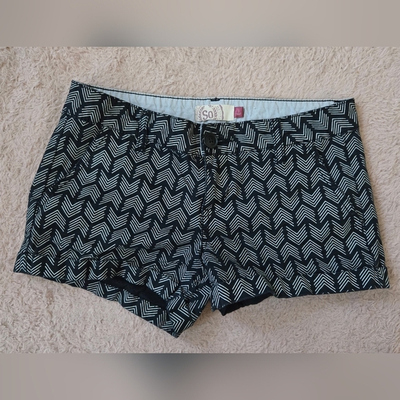 SO Pants - *3/$20 SO Women's Chevron Shorts - Black and White